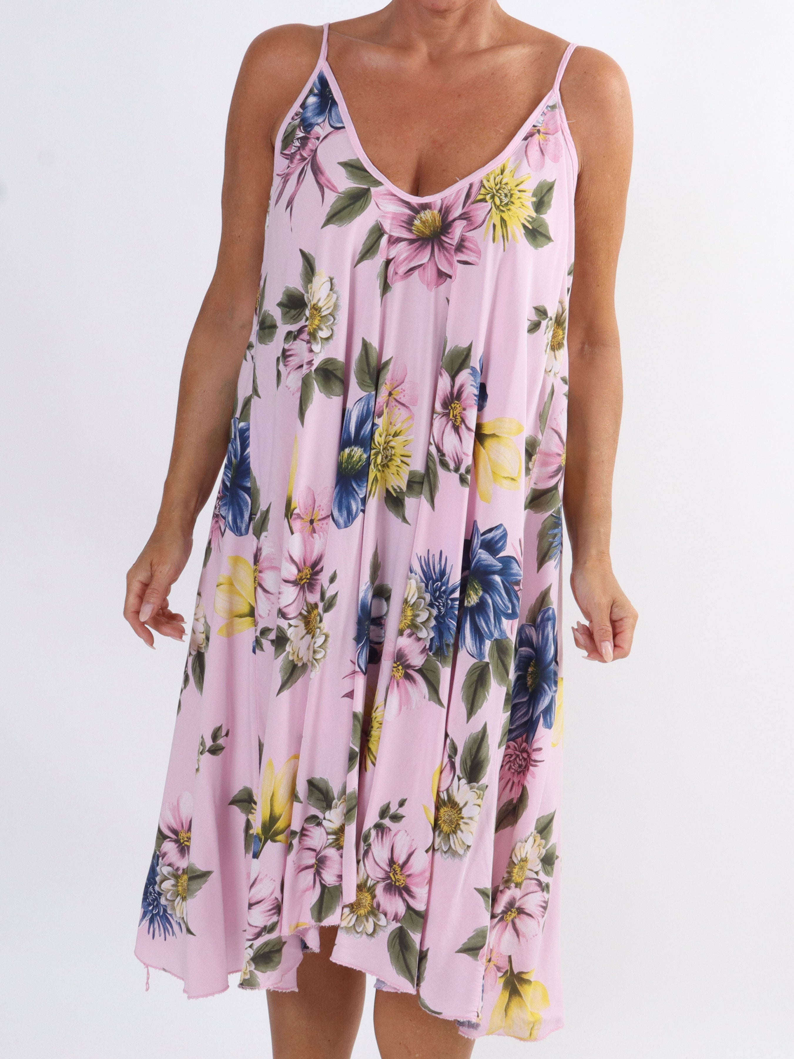 Maddie Flower - Sød plus size stropkjole med blomstermotiver